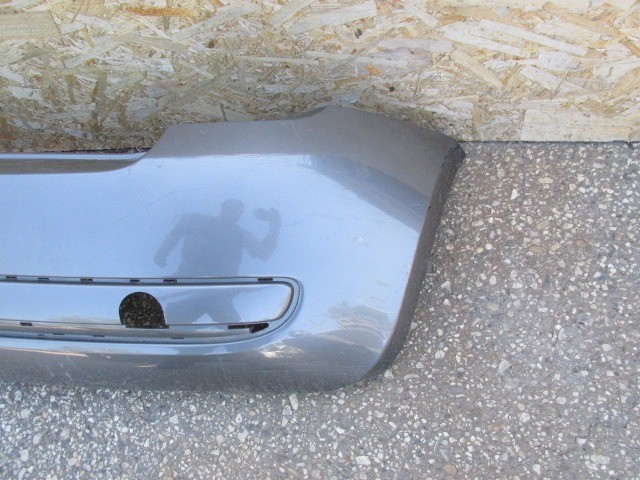 92706 Fiat 500 2007-2015 grafit szürke színű Lounge hátsó lökhárító, a képen látható sérüléssel 