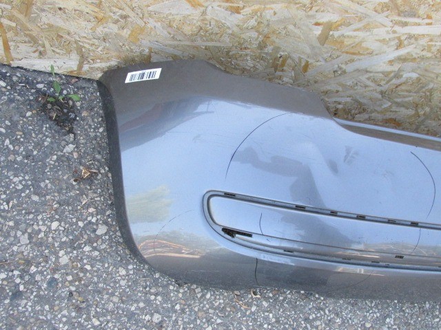 92706 Fiat 500 2007-2015 grafit szürke színű Lounge hátsó lökhárító, a képen látható sérüléssel 