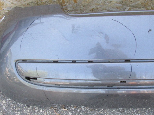 92706 Fiat 500 2007-2015 grafit szürke színű Lounge hátsó lökhárító, a képen látható sérüléssel 