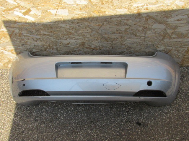 94110 Fiat Grande Punto ezüst színű hátsó lökhárító, a képen látható sérüléssel 71777606