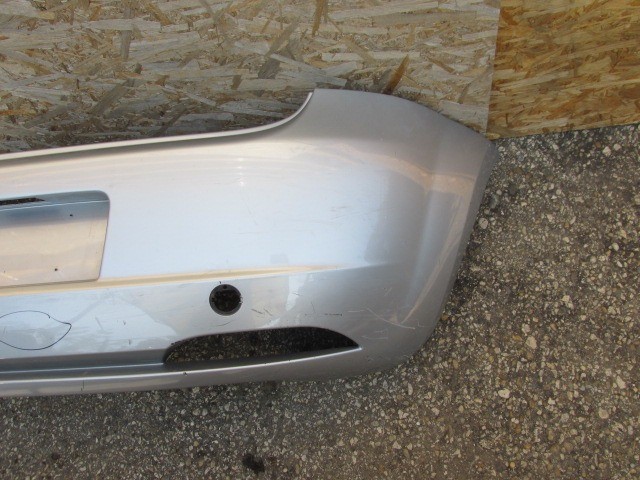 94110 Fiat Grande Punto ezüst színű hátsó lökhárító, a képen látható sérüléssel 71777606
