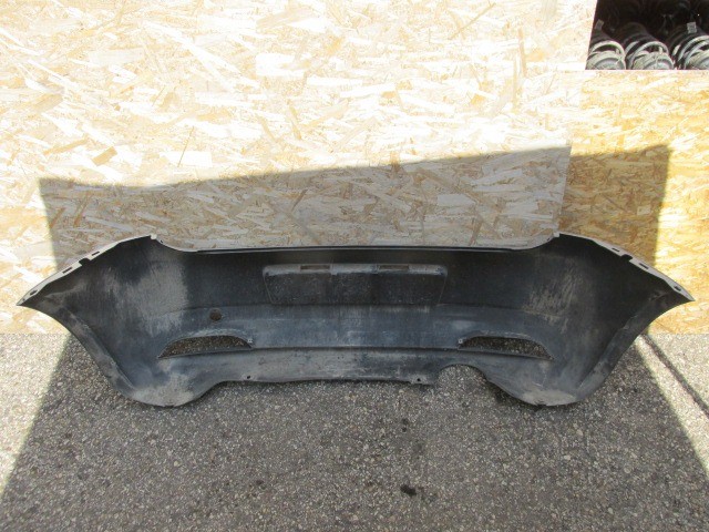 94110 Fiat Grande Punto ezüst színű hátsó lökhárító, a képen látható sérüléssel 71777606