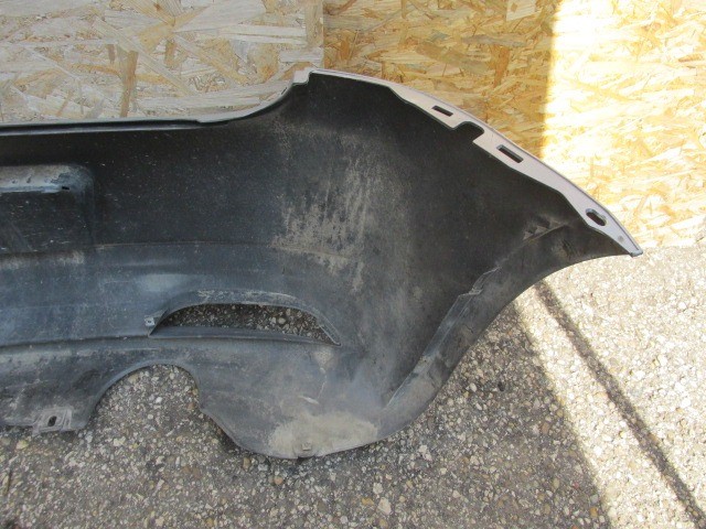 94110 Fiat Grande Punto ezüst színű hátsó lökhárító, a képen látható sérüléssel 71777606