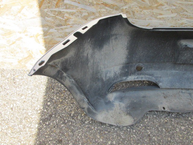 94110 Fiat Grande Punto ezüst színű hátsó lökhárító, a képen látható sérüléssel 71777606