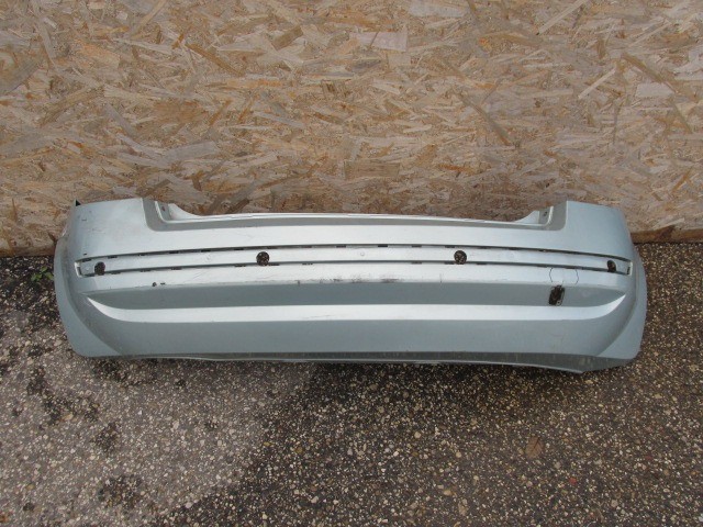 92844 Fiat Stilo 5 ajtós világoskék színű hátsó lökhárító, a képen látható sérüléssel  2001-2003