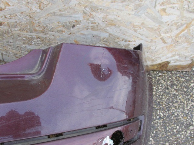 92847 Fiat Stilo 5 ajtós bordó színű hátsó lökhárító, a képen látható sérüléssel 2001-2003