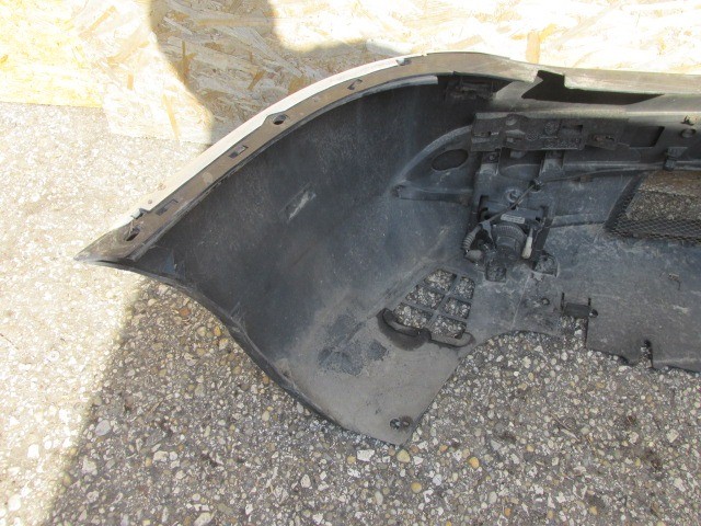 94092 Lancia Thesis fekete színű, fényszórómosó helyes első lökhárító 