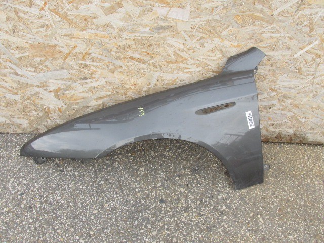 92928 Alfa Romeo 159, Brera, Spider szürke színű bal első sárvédő, a képen látható sérüléssel 