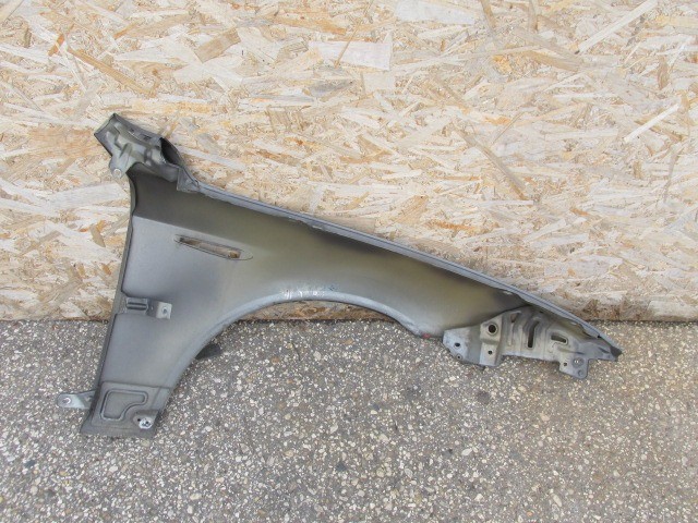 92928 Alfa Romeo 159, Brera, Spider szürke színű bal első sárvédő, a képen látható sérüléssel 