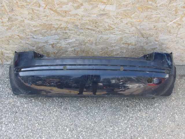 94137 Fiat Stilo 5 ajtós, indigókék színű hátsó lökhárító 2003-2007, a képen látható sérüléssel
