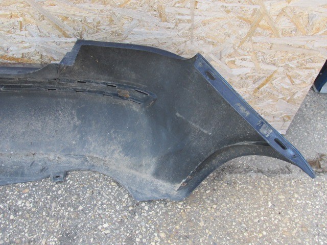 94137 Fiat Stilo 5 ajtós, indigókék színű hátsó lökhárító 2003-2007, a képen látható sérüléssel