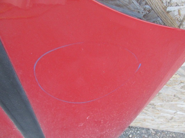 87891 Fiat Idea piros színű, bal hátsó ajtó a képen látható sérüléssel 