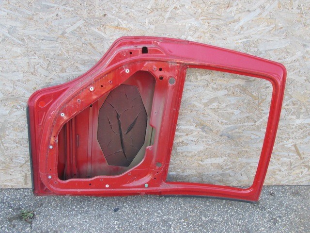 87891 Fiat Idea piros színű, bal hátsó ajtó a képen látható sérüléssel 