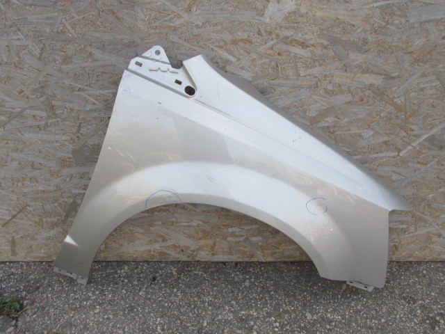 87896 Lancia Voyager 2011-2015 pezsgő metál színű, jobb első sárvédő a képen látható sérüléssel 