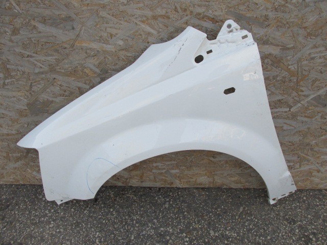 87897 Lancia Voyager 2011-2015 fehér színű, bal első sárvédő a képen látható sérüléssel