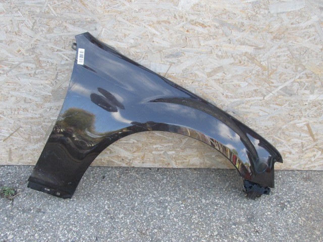 87898 Lancia Thema 2011-2014 fekete színű jobb első sárvédő, a képen látható sérüléssel 