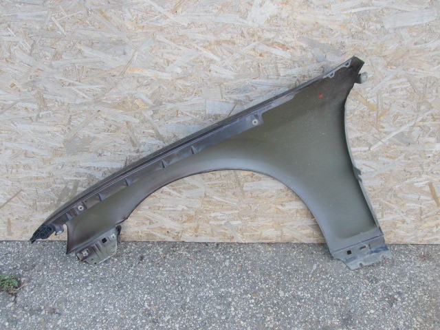 87898 Lancia Thema 2011-2014 fekete színű jobb első sárvédő, a képen látható sérüléssel 