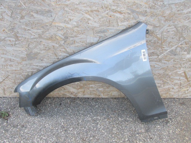 87899 Lancia Thema 2011-2014 fekete színű bal első sárvédő a képen látható sérüléssel 