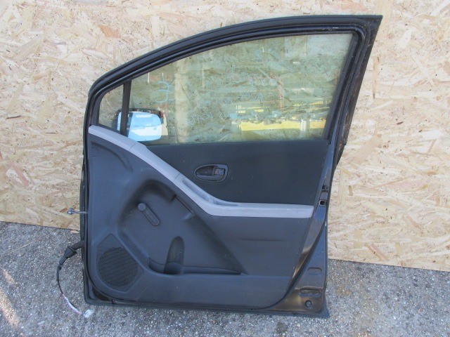 98169 Toyota Yaris 2005-2011 5 ajtós jobb első fekete színű ajtó, a képen látható sérüléssel 