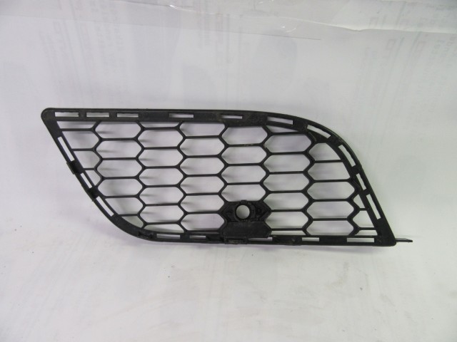 Alfa Romeo Giulietta bal első alsó, parkszenzor helyes díszrács 156102292