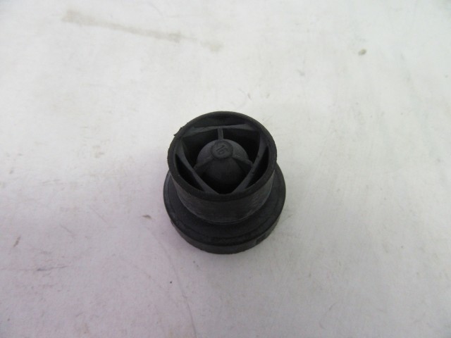 Motorburkolat tartó gumi