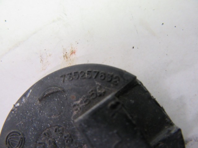 103950 Alfa Romeo 147 2000-2005 ezüst színű hátsó vonószem takaró 735267295