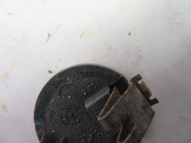 103951 Alfa Romeo 147 2000-2005 ezüst színű hátsó vonószem takaró 735267295