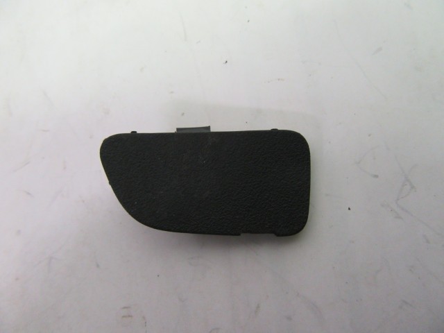 Alfa Romeo Giulietta 156100536 számú, bal első ajtó kárpit csavar takaró