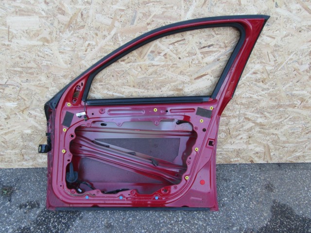 104469 Alfa Romeo 159 piros színű, jobb első ajtó
