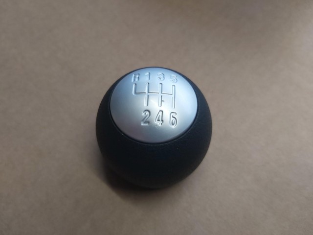 Alfa Romeo 156 gyári új, 6 sebességes műanyag váltógomb (balra előre a rükverc)