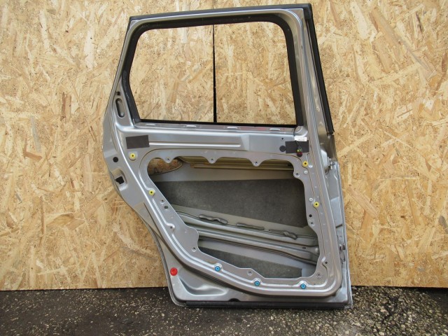 107210 Alfa Romeo 159 bal hátsó ajtó a képen látható sérüléssel 50510509