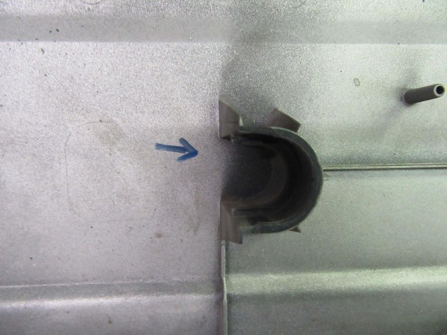 105010 Alfa Romeo 159 1.9 16V felső motor burkolat a képen látható sérüléssel 51827460