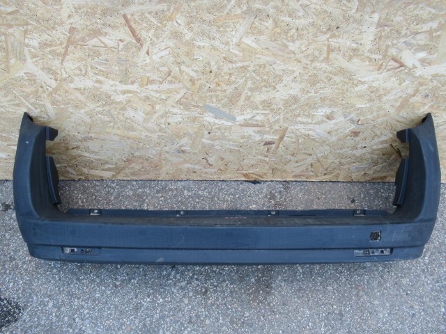 107427 Fiat Doblo  2009-2022 műanyag fekete hátsó lökhárító ketté nyíló raktérajtós kivitelhez 735497862