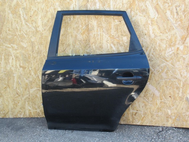 111006 Kia Ceed 5 ajtós 2006-2012 bal hátsó ajtó a képen látható sérüléssel