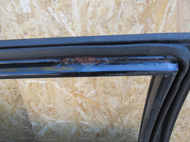 111006 Kia Ceed 5 ajtós 2006-2012 bal hátsó ajtó a képen látható sérüléssel