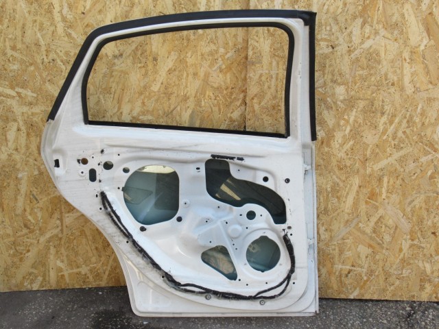 111100 Fiat Linea bal hátsó ajtó a képen látható sérüléssel 