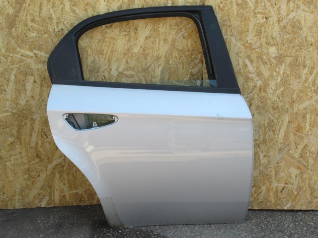 111105 Alfa Romeo 159 szedán jobb hátsó ajtó a képen látható sérüléssel 50510356