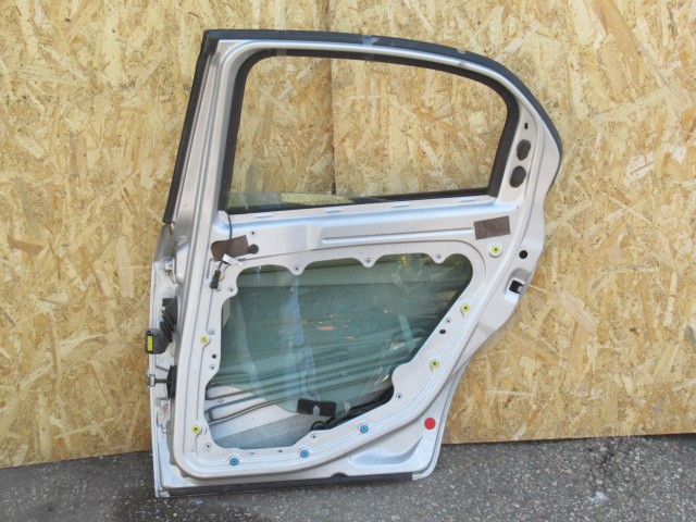 111105 Alfa Romeo 159 szedán jobb hátsó ajtó a képen látható sérüléssel 50510356