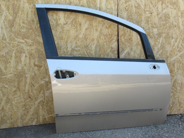 111127 Fiat Linea jobb első ajtó a képen látható sérüléssel
