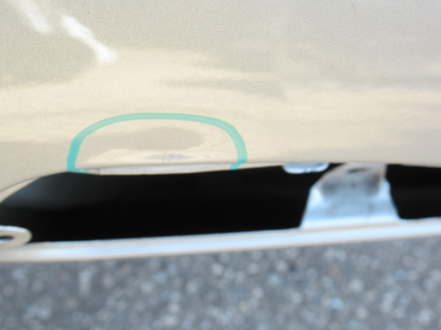 111127 Fiat Linea jobb első ajtó a képen látható sérüléssel