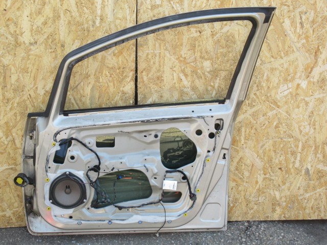 111127 Fiat Linea jobb első ajtó a képen látható sérüléssel