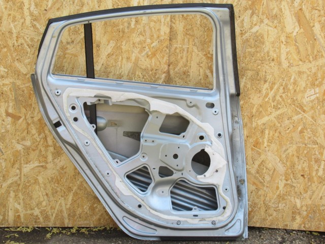 111137 Fiat Bravo bal hátsó ajtó a képen látható sérüléssel 51839096