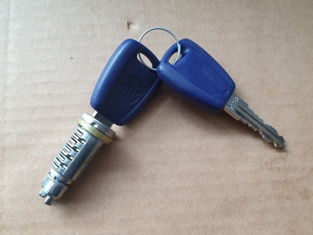 Fiat Doblo utángyártott új csomagtartó zárhenger 2db kulccsal 80/1023