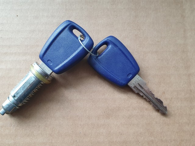 Fiat Doblo utángyártott új csomagtartó zárhenger 2db kulccsal 80/1023