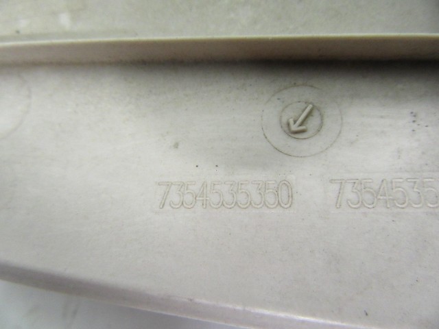 Fiat 500 735453535 számú, fehér pótféklámpa takaró műanyag
