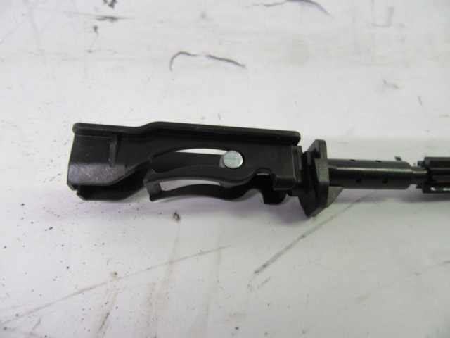 Ford Fiesta 5 ajtós bal első zárbovden, zár és a belső kilincs között