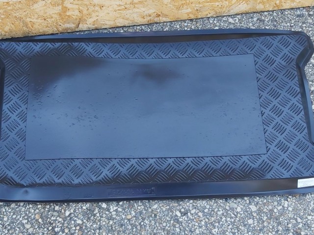 Toyota Yaris II. utángyártott új csomagtértálca 101725