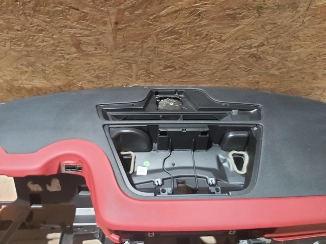 116852 Alfa Romeo Giulietta 2015-2020 fekete színű piros betétes műszerfalpárna