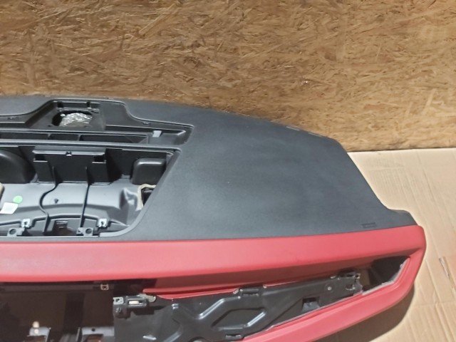 116852 Alfa Romeo Giulietta 2015-2020 fekete színű piros betétes műszerfalpárna