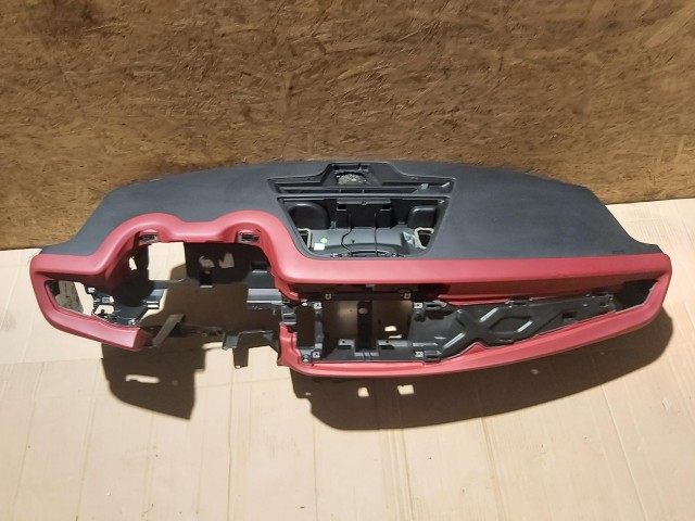 116852 Alfa Romeo Giulietta 2015-2020 fekete színű piros betétes műszerfalpárna